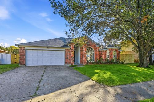 609 Thorton Ct, Cedar Hill, TX, 75104-6869 | Card Image