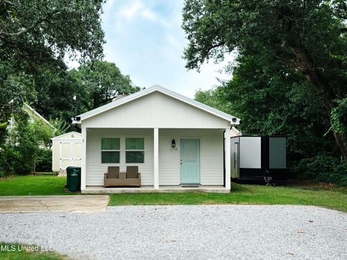 1045 Mckinley St, Waveland, MS, 39576-3421 | Card Image