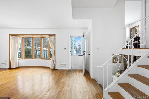 3 Saratoga St, Commack, NY, 11725-4016 | Card Image