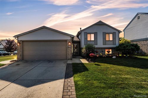 22672 Woodcreek Dr, Flat Rock, MI, 48134-9060 | Card Image