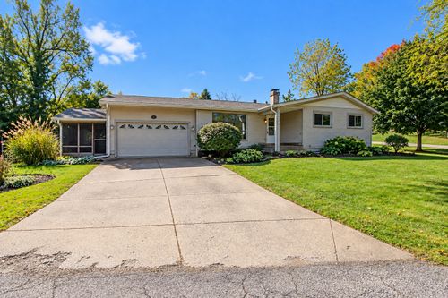 135 Hickory Road, Lake In The Hills, IL, 60156 | Card Image