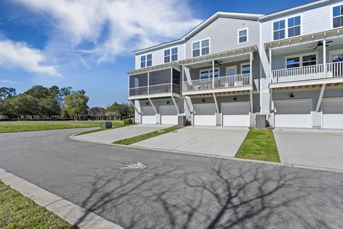 635 N Laurel St, Summerville, SC, 29483-6564 | Card Image