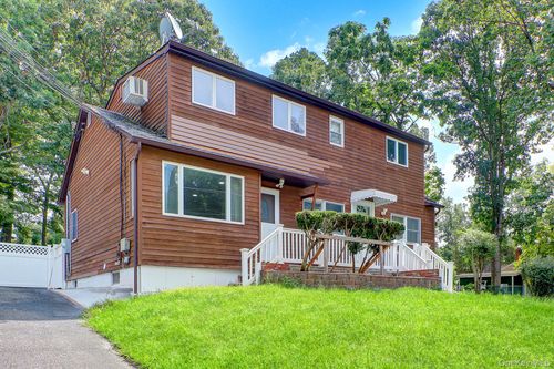 653 Meadow Rd, Smithtown, NY, 11787-1616 | Card Image