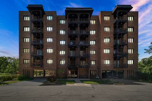 303-9395 Landings Ln, Des Plaines, IL, 60016-5215 | Card Image