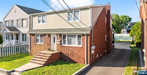 17 Kossuth St, Wallington, NJ, 07057-1621 | Card Image