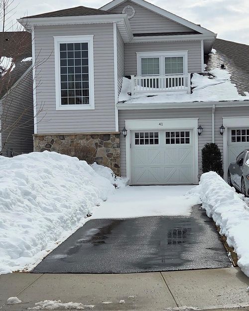 41 Greentree Ct, Shirley, NY, 11967-3653 | Card Image
