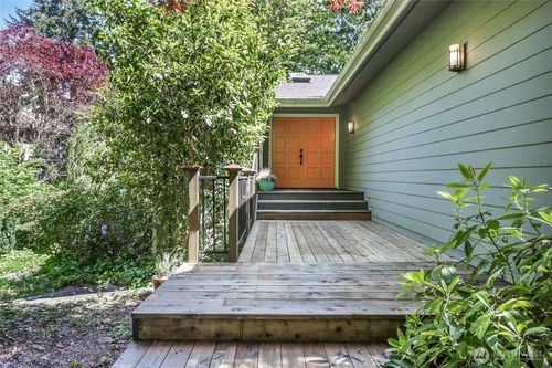 760 W Sunset Way, Issaquah, WA, 98027-3010 | Card Image