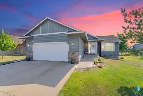 426 N Perry Ln Lane, Harrisburg, SD, 57032 | Card Image