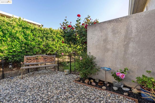 664 Prince Albert Way, Home with 2 bedrooms, 2 bathrooms and 1 parking in Brentwood CA | Image 45