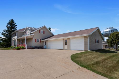 947 Broadmoore Dr, Hartford, WI, 53027-2701 | Card Image
