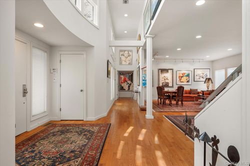 16 Polo Field Ln, Great Neck, NY, 11020-1307 | Card Image