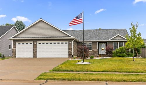 520 Pinehurst Dr, Eldridge, IA, 52748-2108 | Card Image