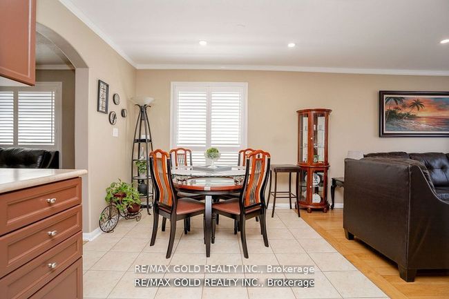 34 Jingle Cres, House attached with 4 bedrooms, 4 bathrooms and 2 parking in Brampton ON | Image 13