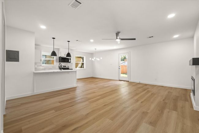 3932 Twin Falls St, House other with 4 bedrooms, 2 bathrooms and null parking in Irving TX | Image 5