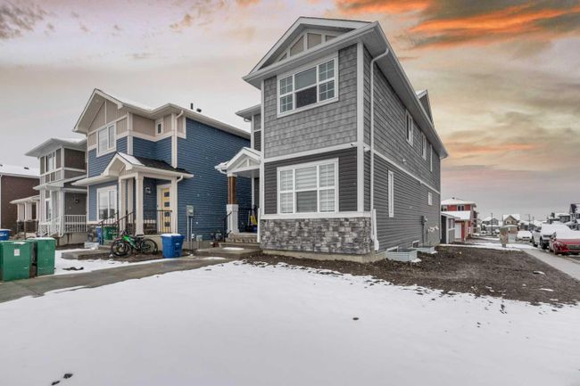 932 Bayview Rise Sw, Home with 4 bedrooms, 3 bathrooms and 2 parking in Airdrie AB | Image 3