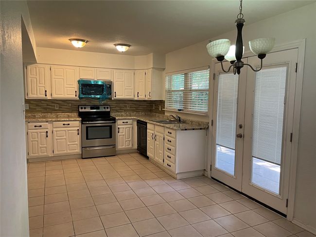 2706 Treeview Dr, House other with 3 bedrooms, 2 bathrooms and null parking in Arlington TX | Image 7
