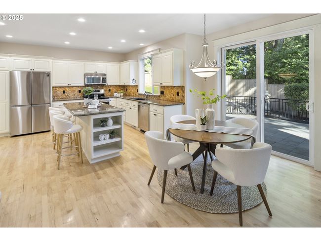23073 Bland Cir, House other with 5 bedrooms, 3 bathrooms and 3 parking in West Linn OR | Image 12