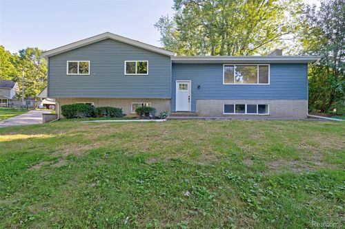 6342 Restwood Dr, Linden, MI, 48451-8708 | Card Image