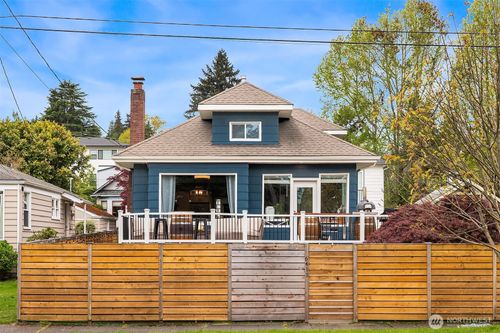 6411 Woodland Pl N, Seattle, WA, 98103-5666 | Card Image