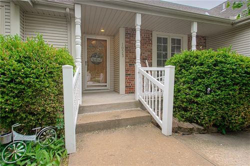 1023 E Oakview St, Olathe, KS, 66061-6712 | Card Image