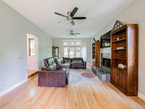 8880 Hidden Lake Dr, Howell, MI, 48855-9212 | Card Image