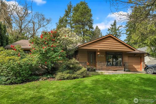 18703 50th Ave Ne, Lake Forest Park, WA, 98155-3001 | Card Image