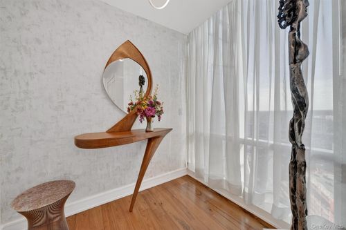 ph6c-5 Renaissance Sq, White Plains, NY, 10601-3052 | Card Image