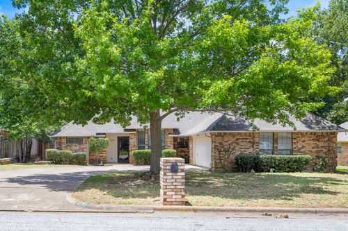 7725 Red Oak St, North Richland Hills, TX, 76182-9211 | Card Image