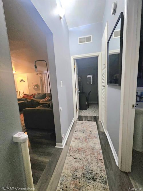 5367 Vivian St, Dearborn Heights, MI, 48125-1841 | Card Image