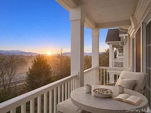 612 Saratoga Ln, Fishkill, NY, 12524-4934 | Card Image