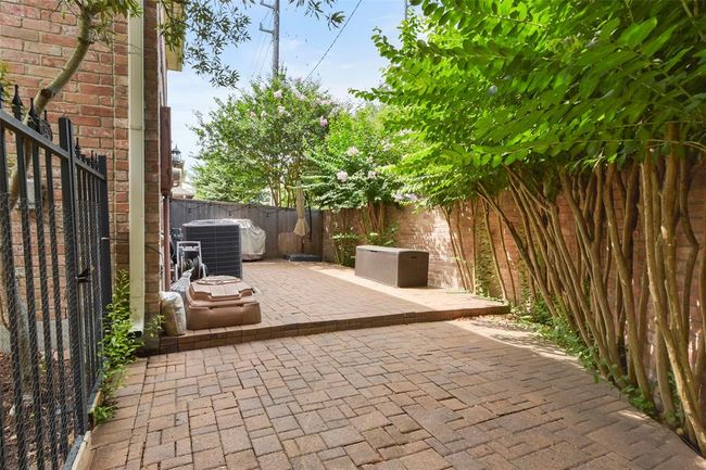 1110 Enclave Sq W, Townhouse with 3 bedrooms, 3 bathrooms and 2 parking in Houston TX | Image 35