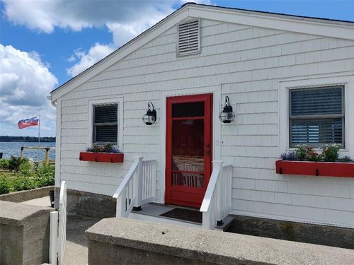 385 Park Ave, Portsmouth, RI, 02871-4904 | Card Image