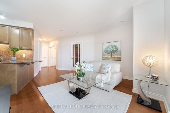 909 - 9225 Jane St, Condo with 2 bedrooms, 2 bathrooms and 4 parking in Vaughan ON | Image 7