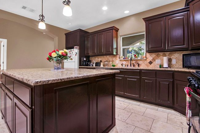 Open kitchen area, gas stove | Image 10