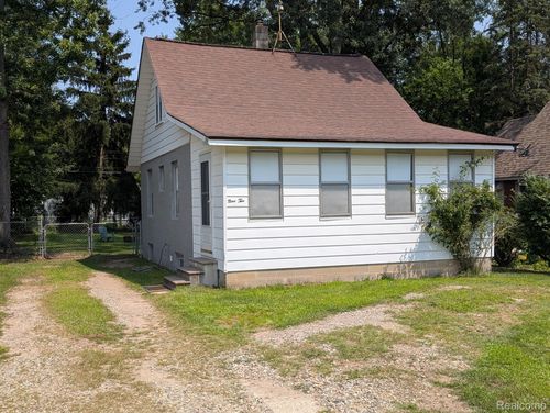 910 Michigan St, Brighton, MI, 48116-1457 | Card Image
