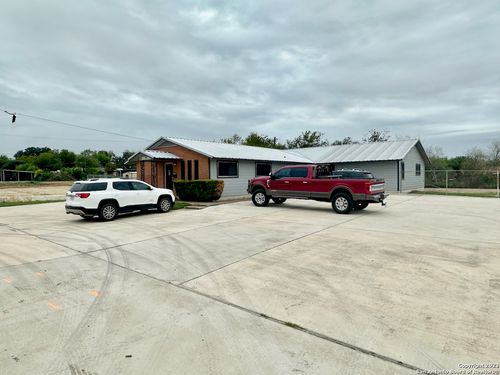 1010 Zanderson Ave, Jourdanton, TX, 78026-3532 | Card Image