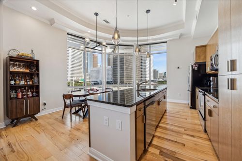 apt-412-300 St Joseph Pkwy, Houston, TX, 77002-8702 | Card Image