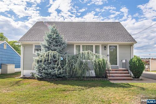 41 Dowling Pkwy, Woodland Park, NJ, 07424-2630 | Card Image