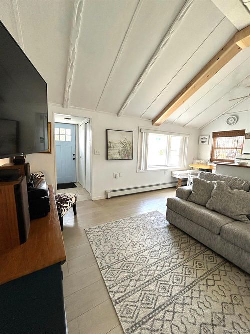 800 S 6th St, Lindenhurst, NY, 11757-5507 | Card Image