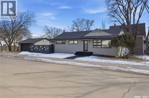 205 Hall St E, Moose Jaw, SK, S6H0V1 | Card Image