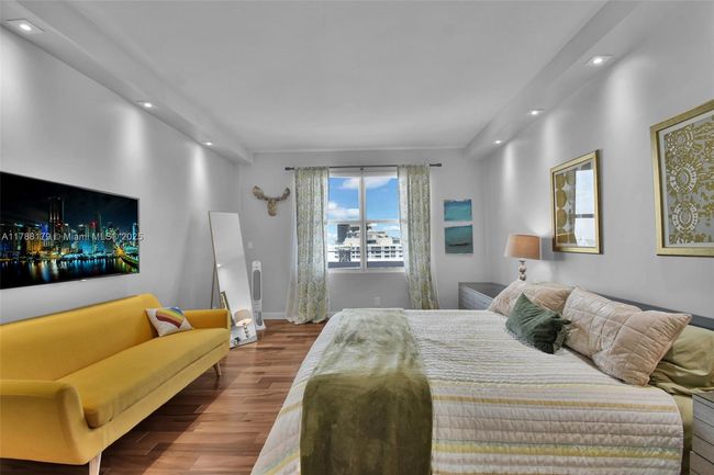 PHH - 9225 Collins Ave, Condo with 3 bedrooms, 3 bathrooms and null parking in Surfside FL | Image 23