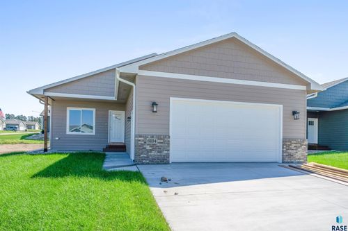 6104 N Seubert Ave, Sioux Falls, SD, 57104-0562 | Card Image