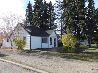 5021 49 Ave, House detached with 3 bedrooms, 1 bathrooms and 2 parking in Rimbey AB | Image 1