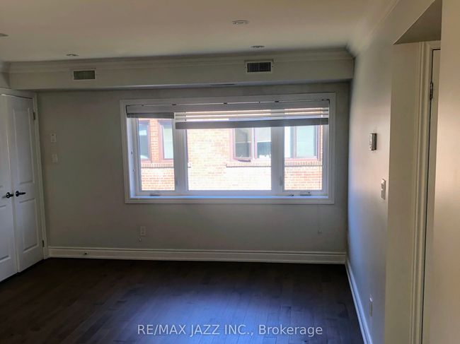 202 - 1303 Bayview Ave, Home with 2 bedrooms, 1 bathrooms and null parking in Toronto ON | Image 8