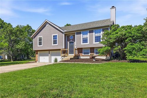 19610 Rosewood Dr, Stilwell, KS, 66085-9049 | Card Image