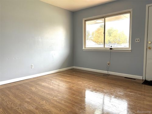 4863 Glenis St, Dearborn Heights, MI, 48125-1314 | Card Image