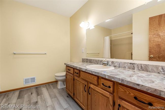 Very Large Full Bath with plenty of Counter Space! | Image 27