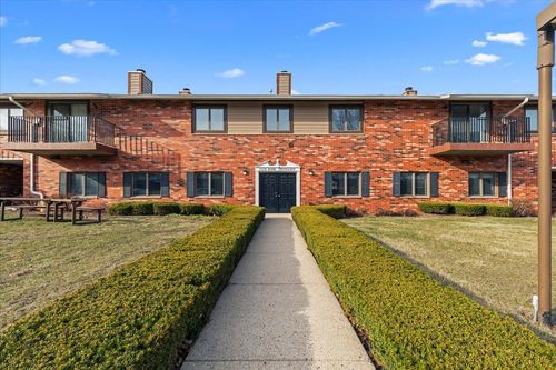 8416033 Menomonee Ave, Menomonee Falls, WI, 53051-3076 | Card Image