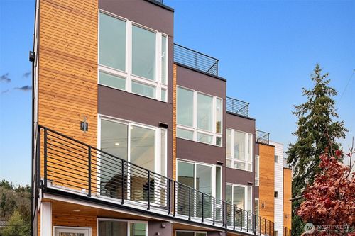 5114 24th Ave Ne, Seattle, WA, 98105-3207 | Card Image