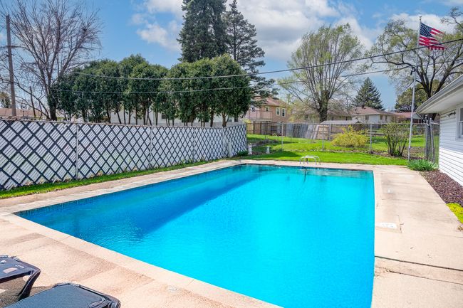 207 Muehl Dr, House other with 5 bedrooms, 2 bathrooms and 2 parking in Lockport IL | Image 4